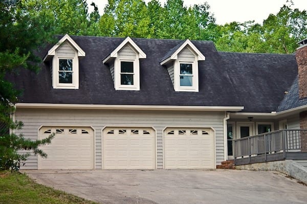 Three Garage Doors line a home in the Woodlands